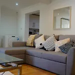 Modern & Spacious Leeds City Centre Apartment With Parking - Sleeps 5