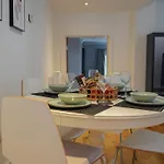 Modern & Spacious Leeds City Centre Apartment With Parking - Sleeps 5