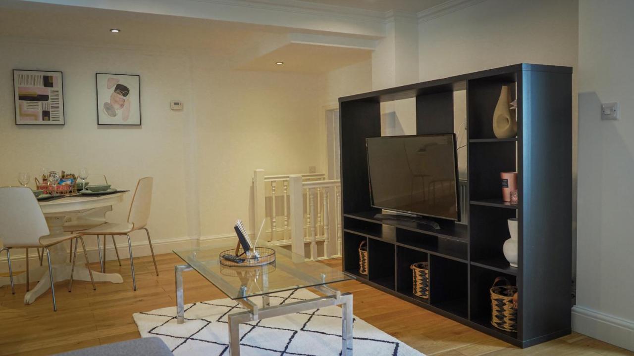Apartment Modern & Spacious Leeds City Centre With Parking - Sleeps 5 *