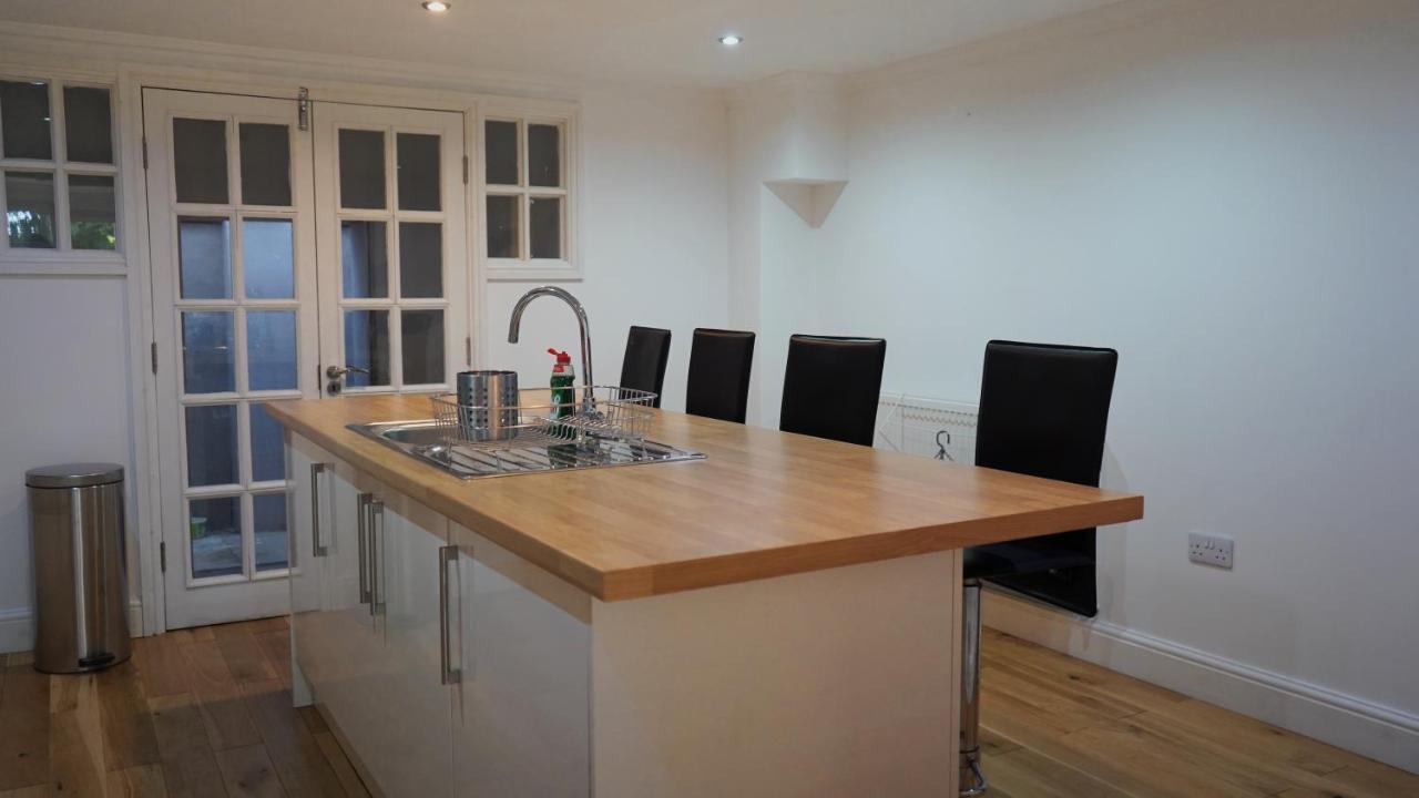 Modern & Spacious Leeds City Centre With Parking - Sleeps 5 Leeds (West Yorkshire)