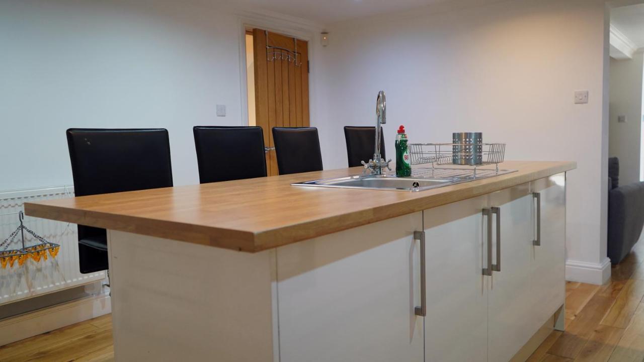 Modern & Spacious Leeds City Centre With Parking - Sleeps 5 Leeds (West Yorkshire)