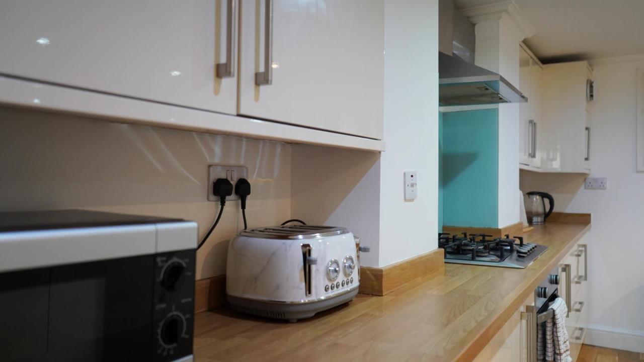 Modern & Spacious Leeds City Centre With Parking - Sleeps 5 Apartment *