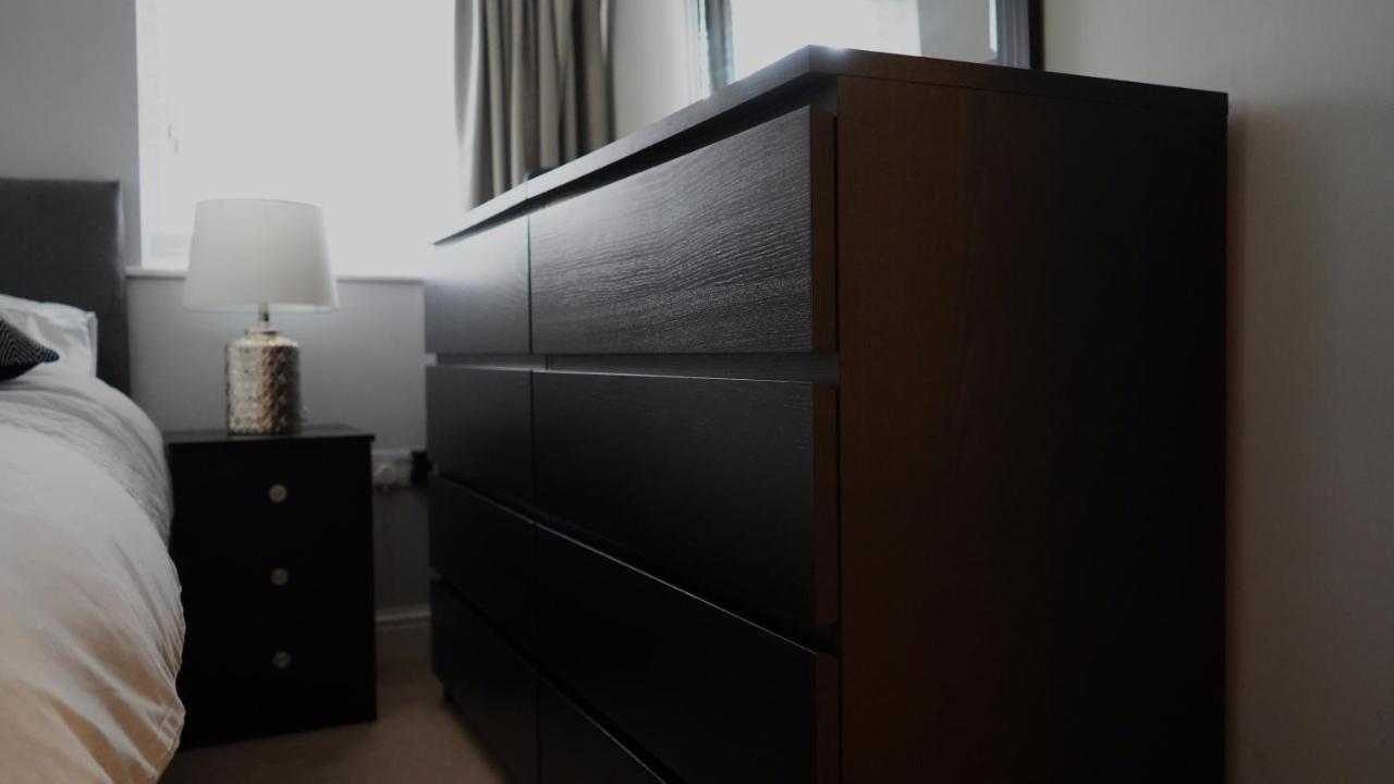 Apartment Modern & Spacious Leeds City Centre With Parking - Sleeps 5 *